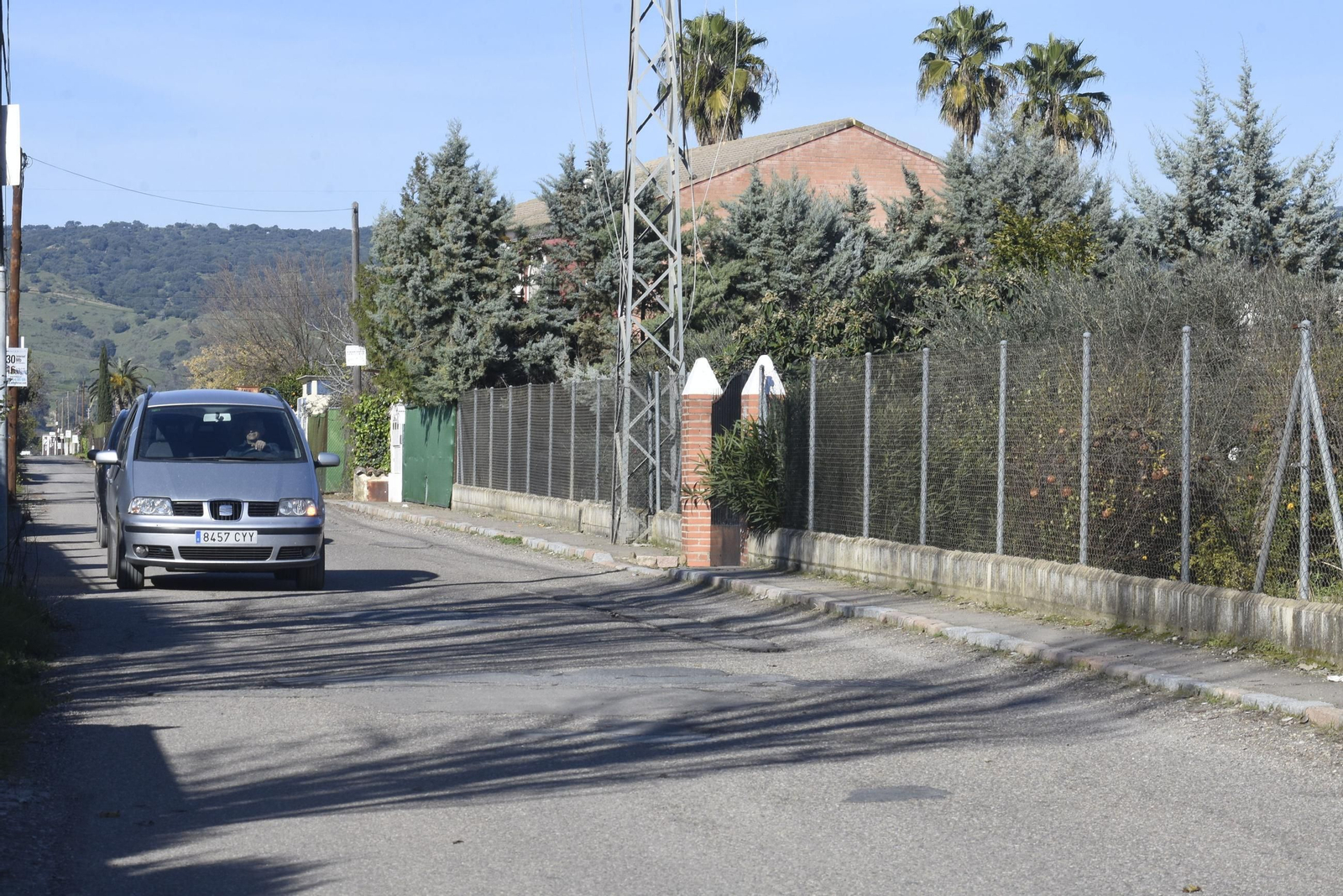 Una calle de la urbanización Cuevas de Altázar, en Villarrubia.