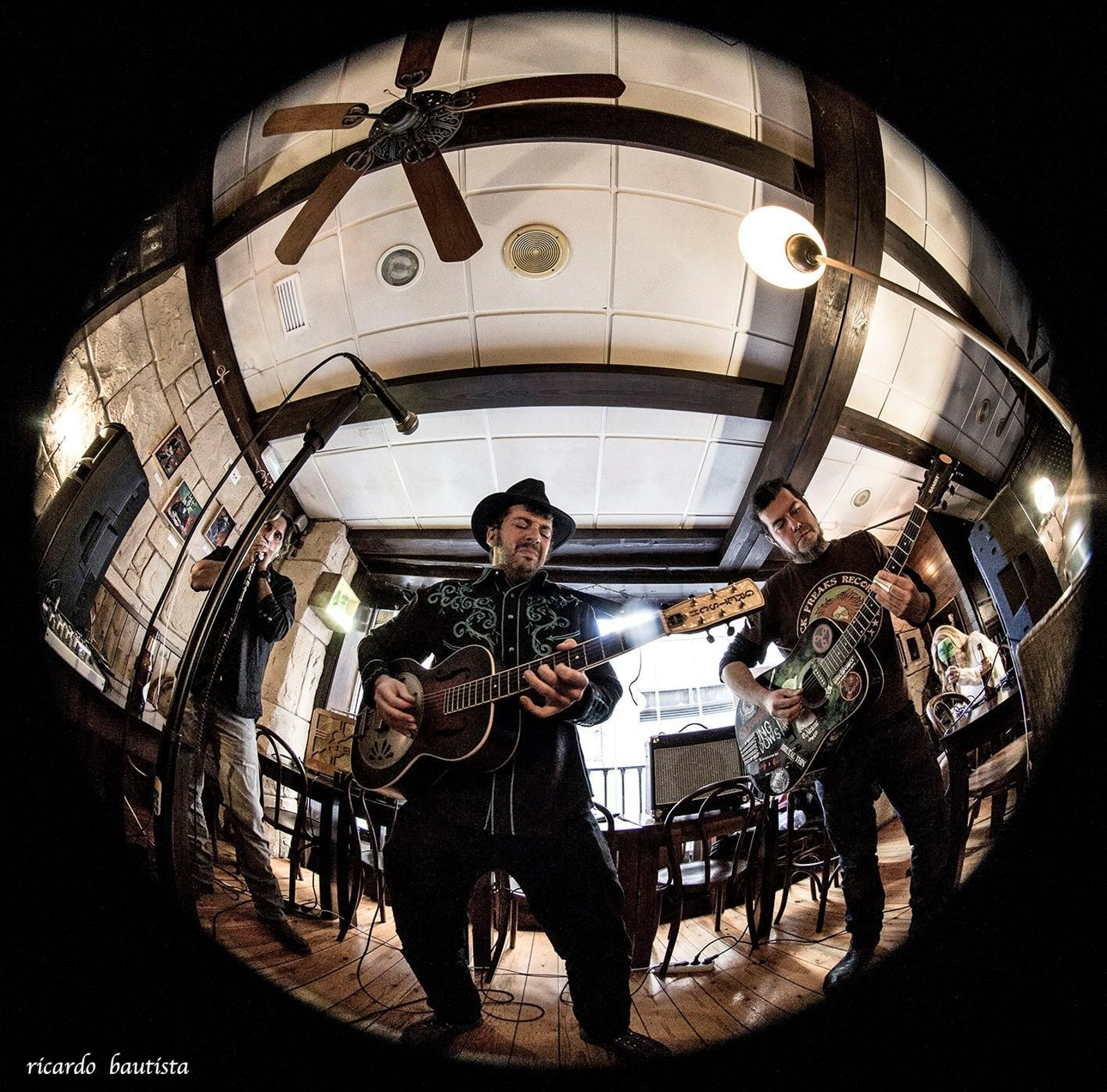 Kike Orduña, Sebas Bautista y amigos durante la sesión vermú con concierto incluido en Bomborombillos.