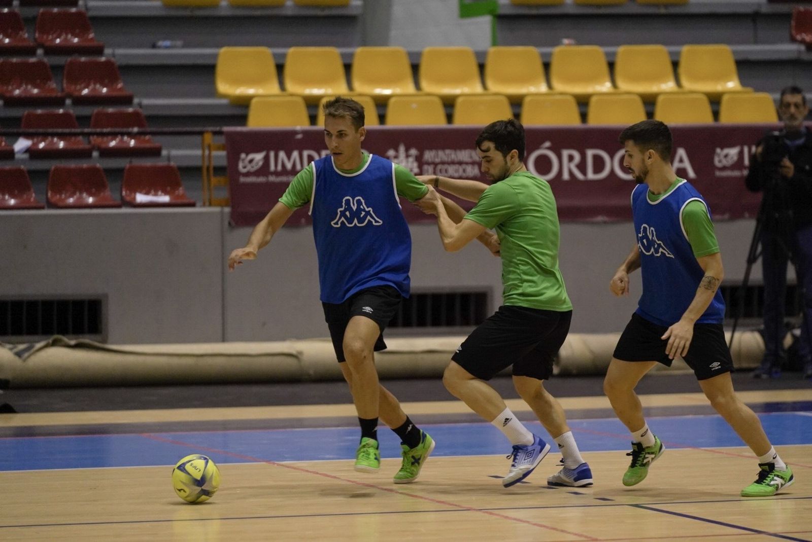 Koseky protege el balón ante la presión de Pablo del Moral en un entrenamiento.