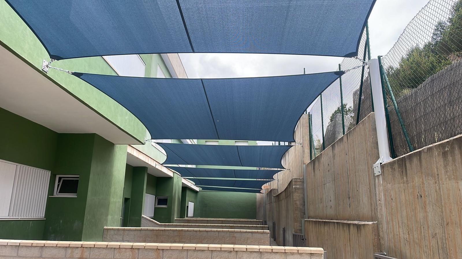 Varios toldos instalados en el colegio Los Jarales