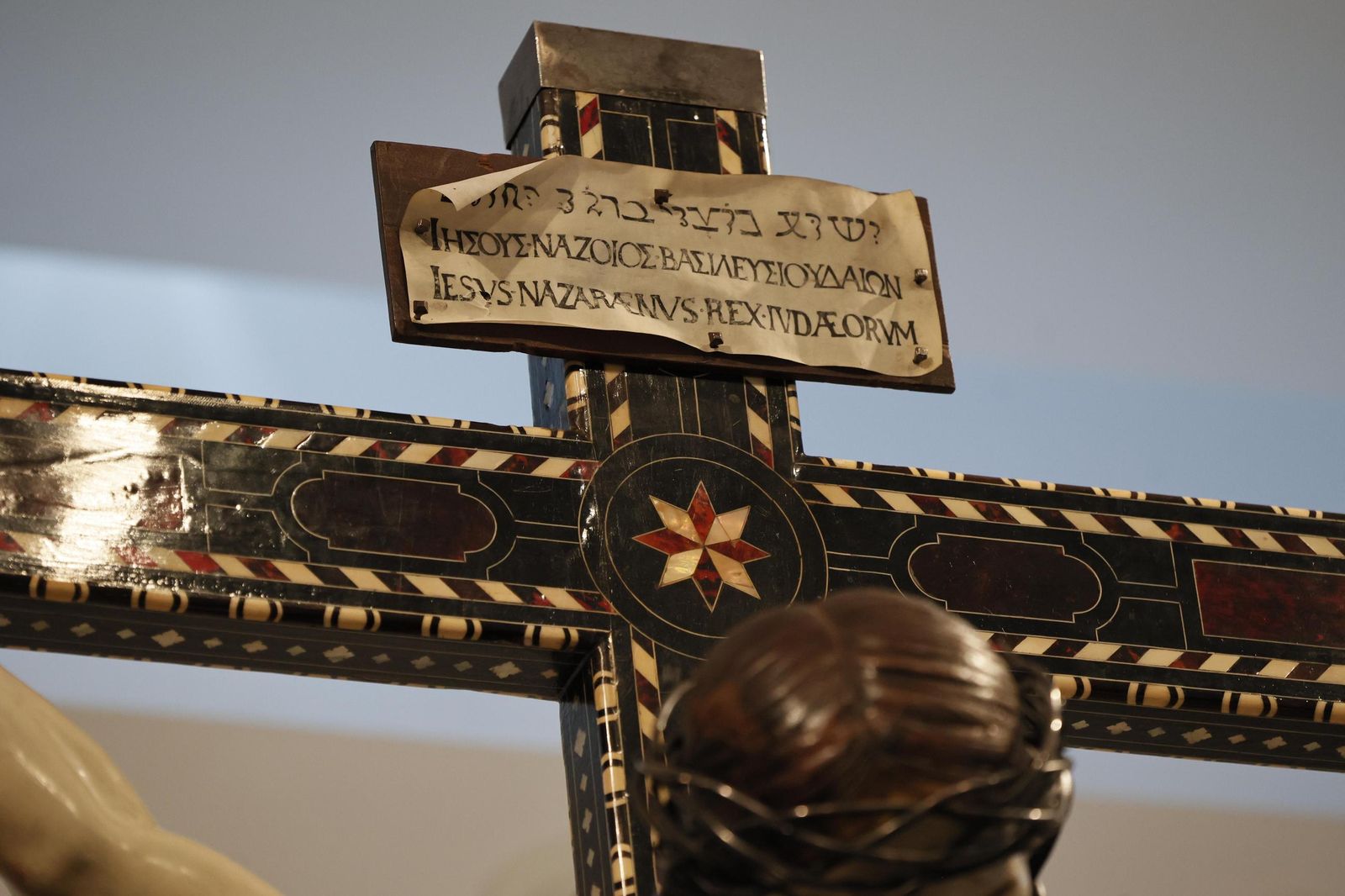 Imágenes de la presentación de la restauración del Cristo de la Misericordia de Granada.