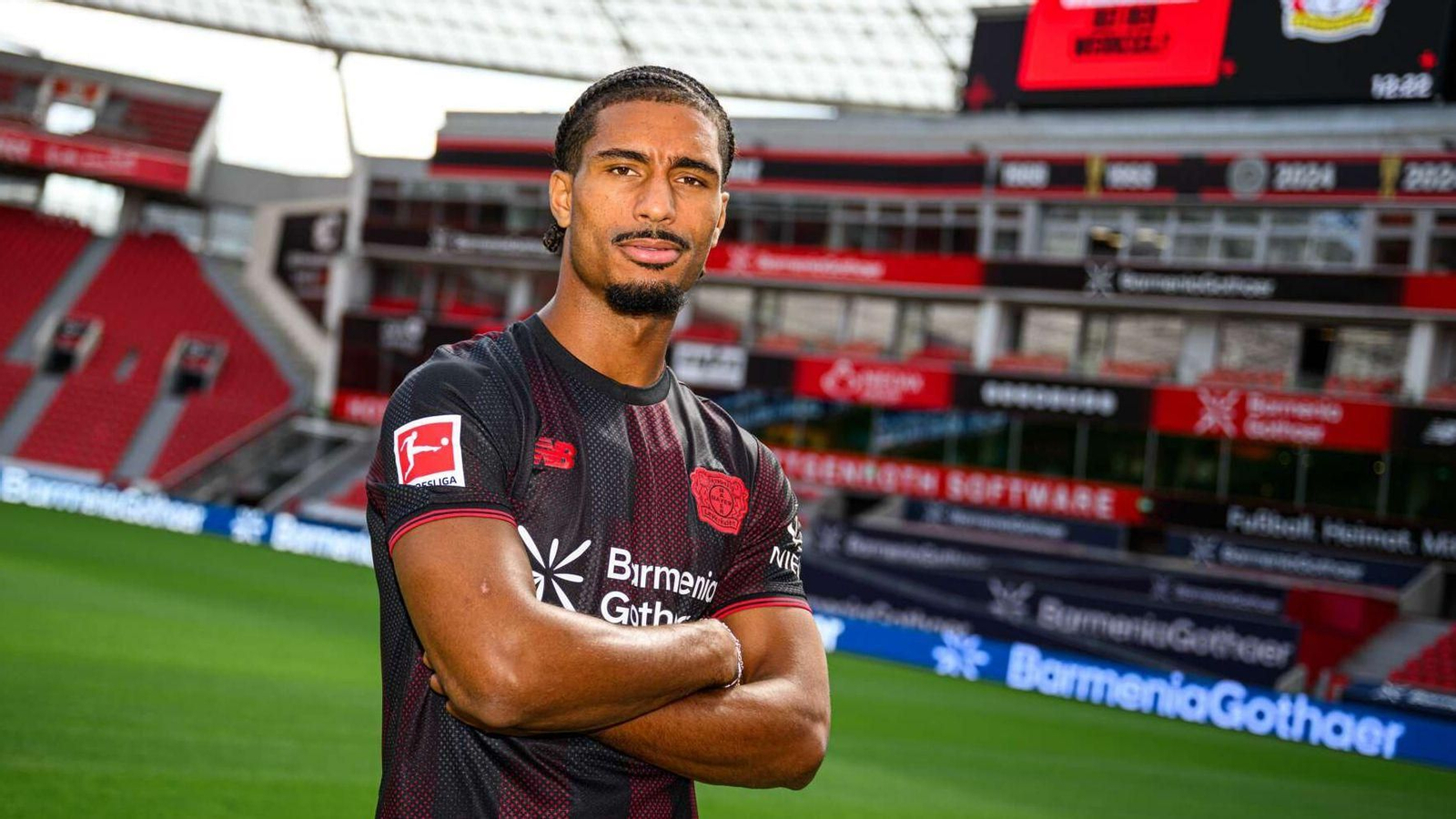 Loic Badé ya viste con la camiseta del Bayer Leverkusen