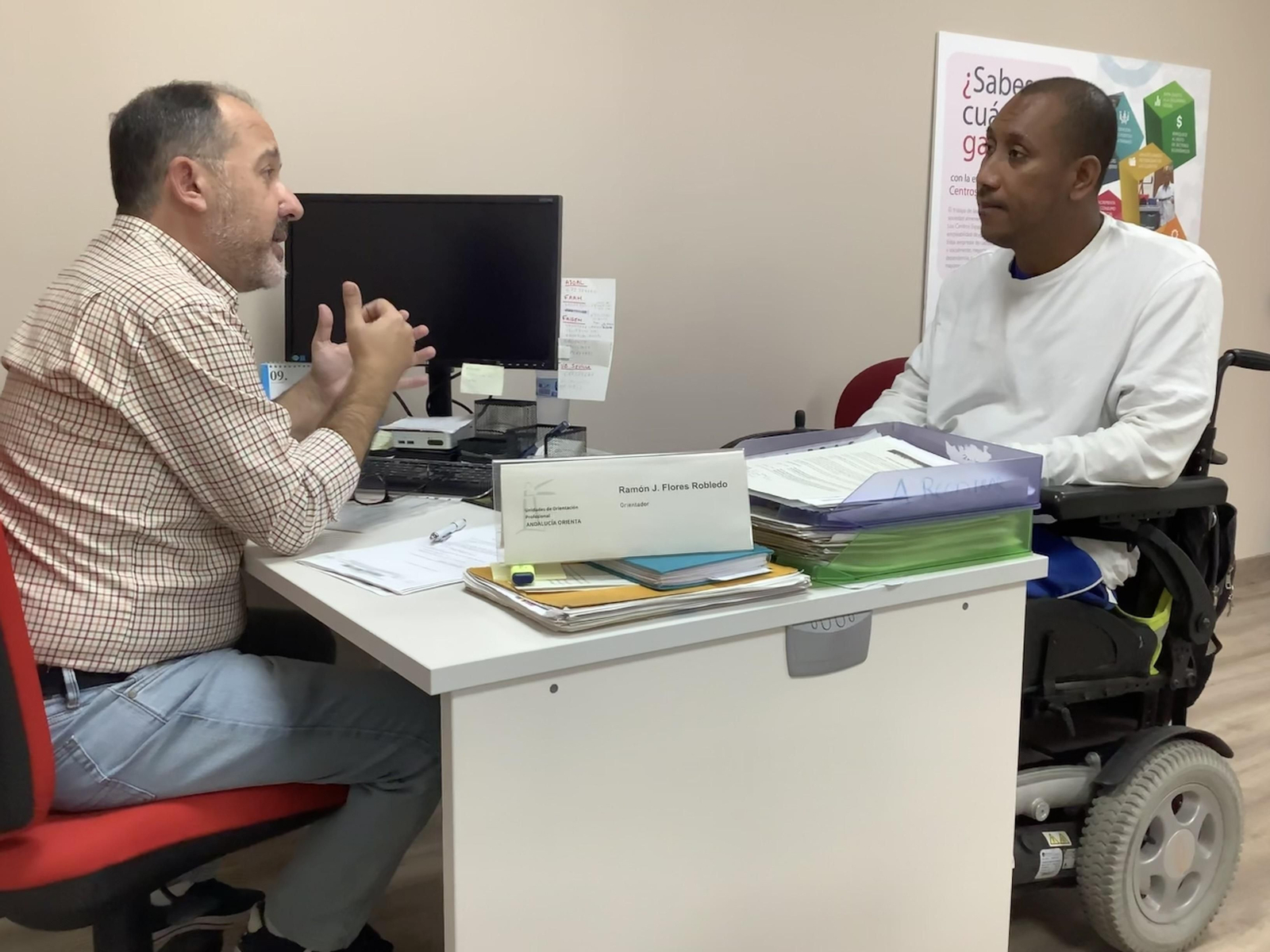 Técnico de Andalucía Orienta atendiendo a una persona.
