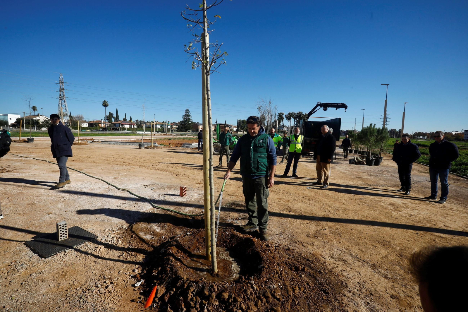 Plantación de árboles en el nuevo parque de la Arruzafilla.