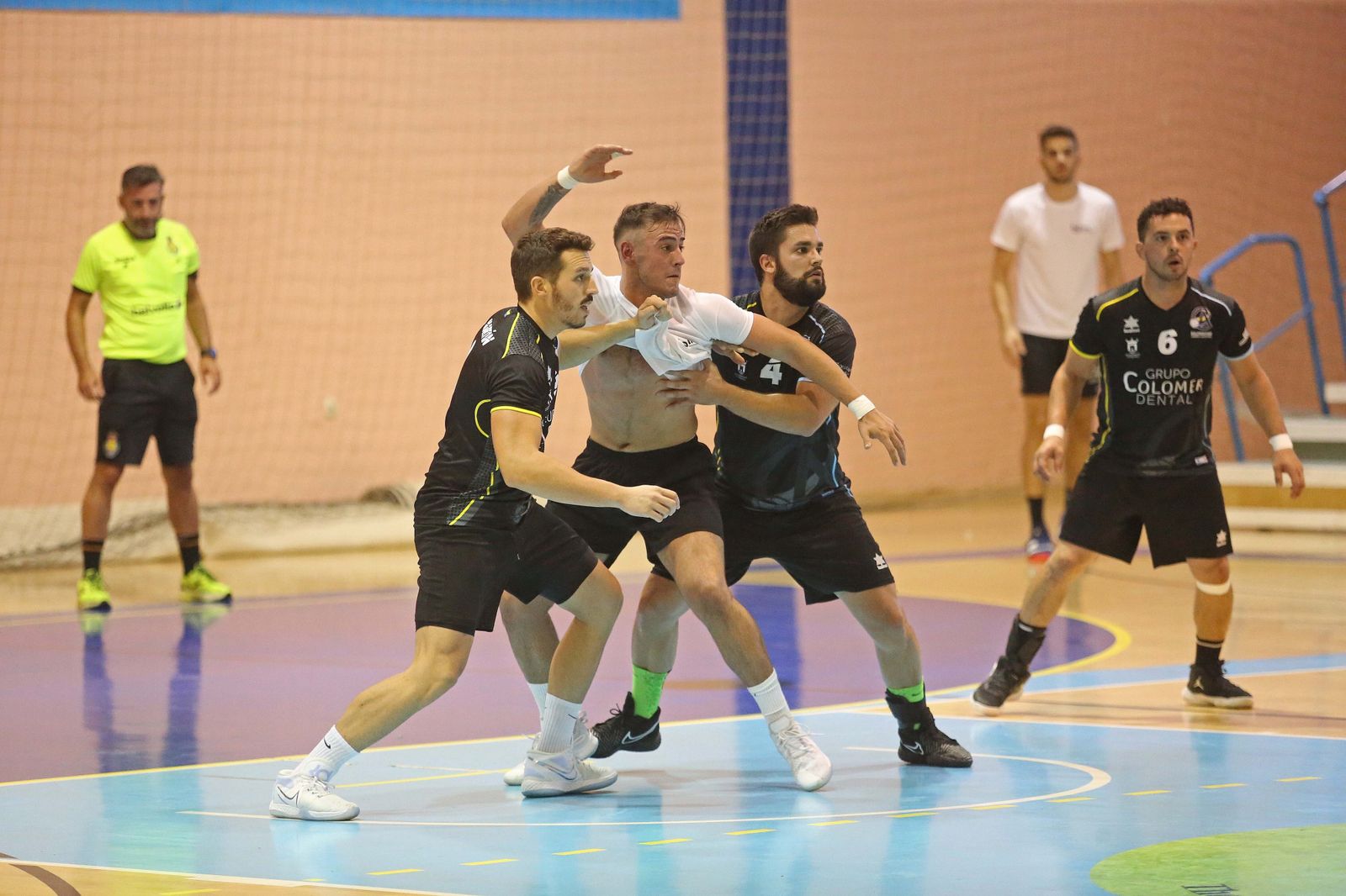 Una acción defensiva del BM Ciudad de Algeciras ante el BM Pozoblanco