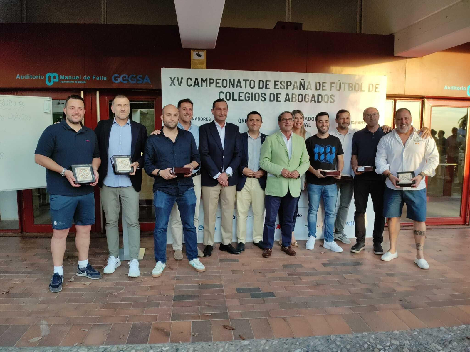 Leandro Cabrera, decano del Colegio de Abogados de Granada, con Alfredo García Amado, Jorge Iglesias  y representantes de los distintos equipos participantes.