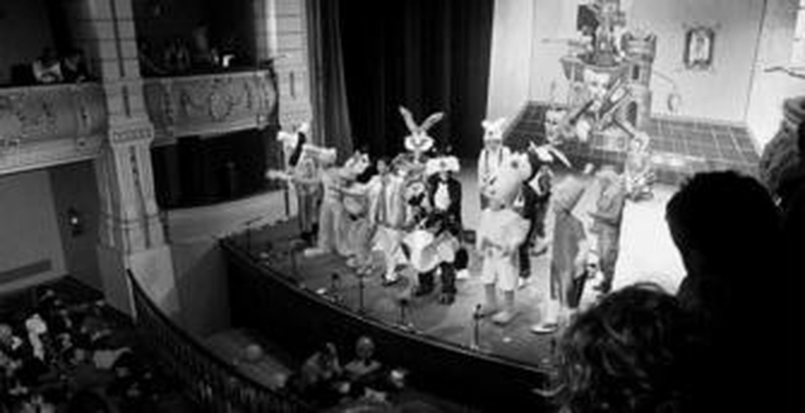 La murga de Trebujena sorprendió con su original tipo de muñecos de tómbola al público que abarrotó el Gran Teatro.