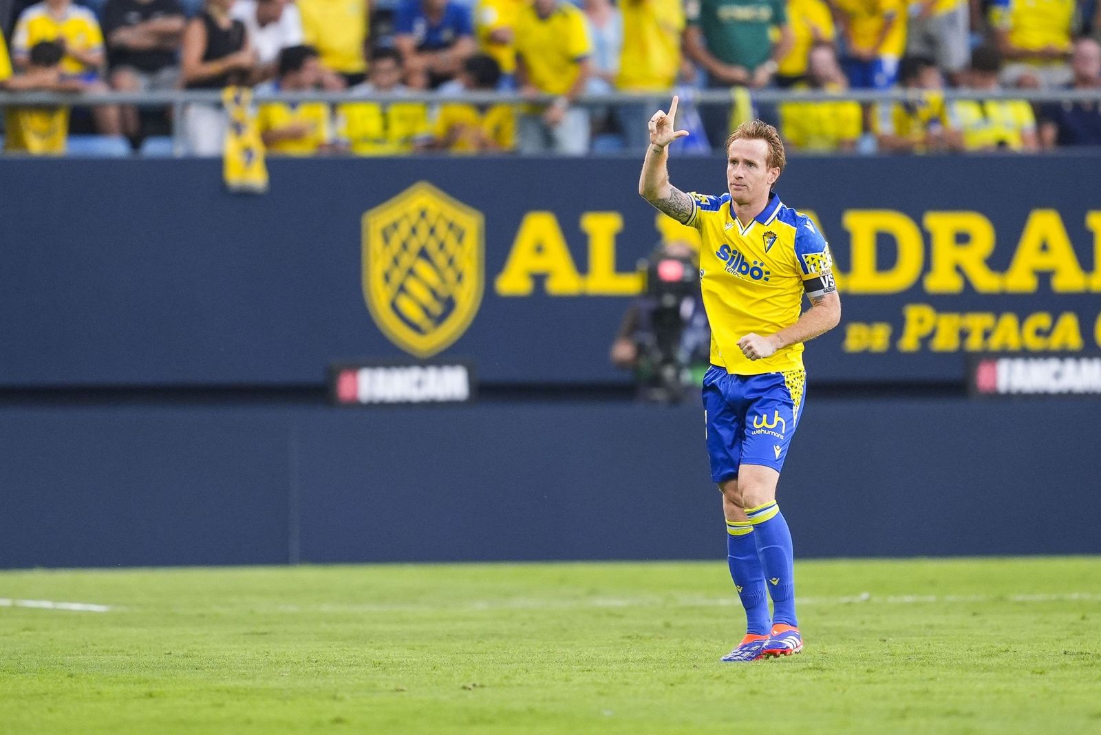 Álex Fernández celebra un gol con el Cádiz realizando un gesto muy suyo.