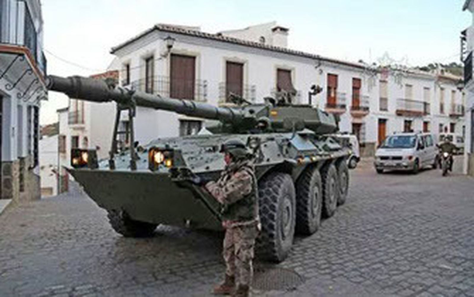 El Gastor pide explicaciones por el paso de dos tanques militares por el pueblo