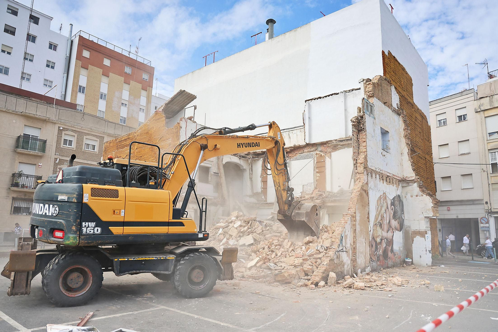 Imágenes del derribo de la calle Jesús del Calvario con el grafiti de Pure Love de Manomatic