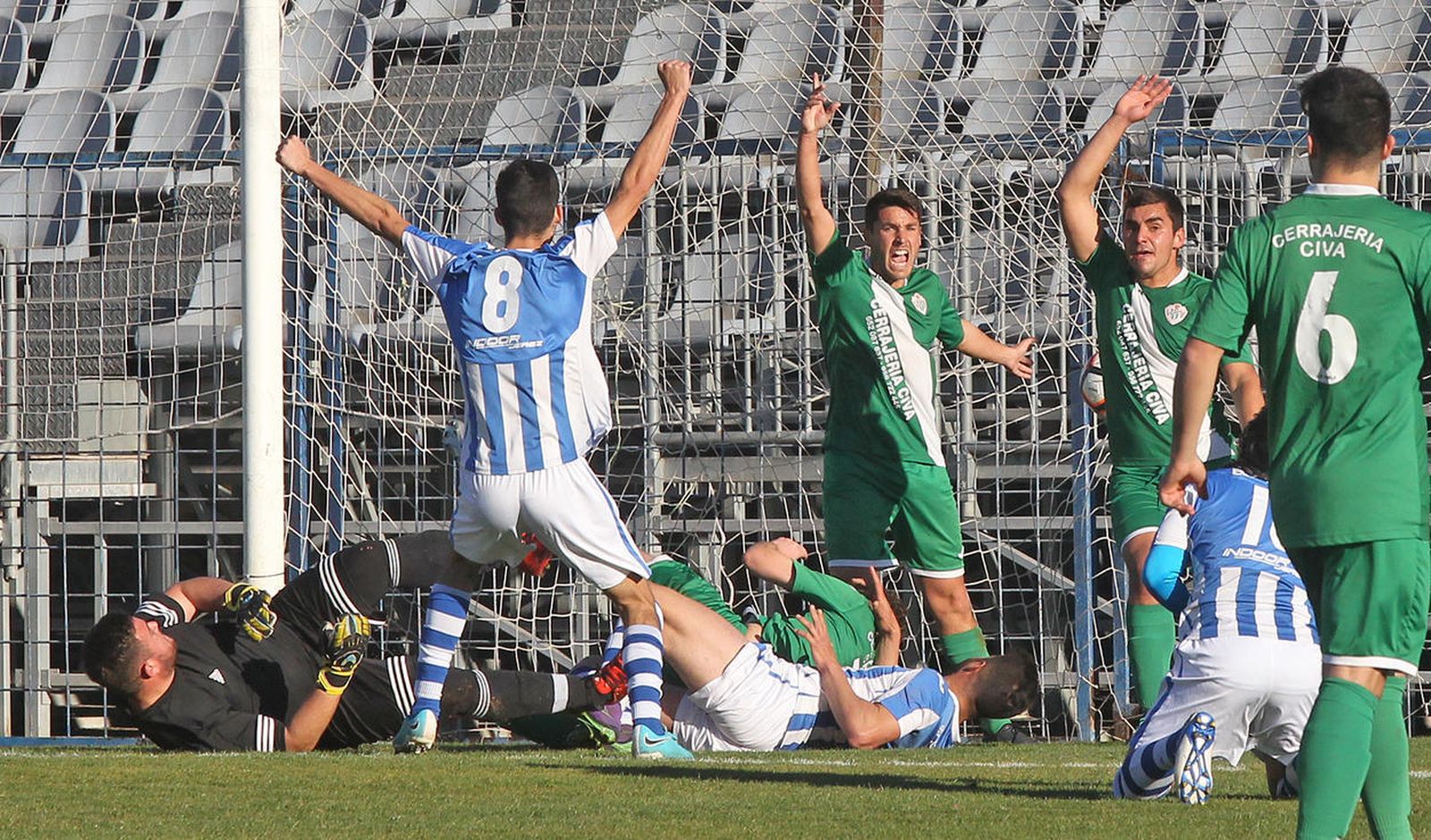 Moi levanta los brazos en el 1-0 de Morlán, que en suelo comprueba que su chilena ha entrado mientras que dos futbolistas del Jédula reclaman falta.