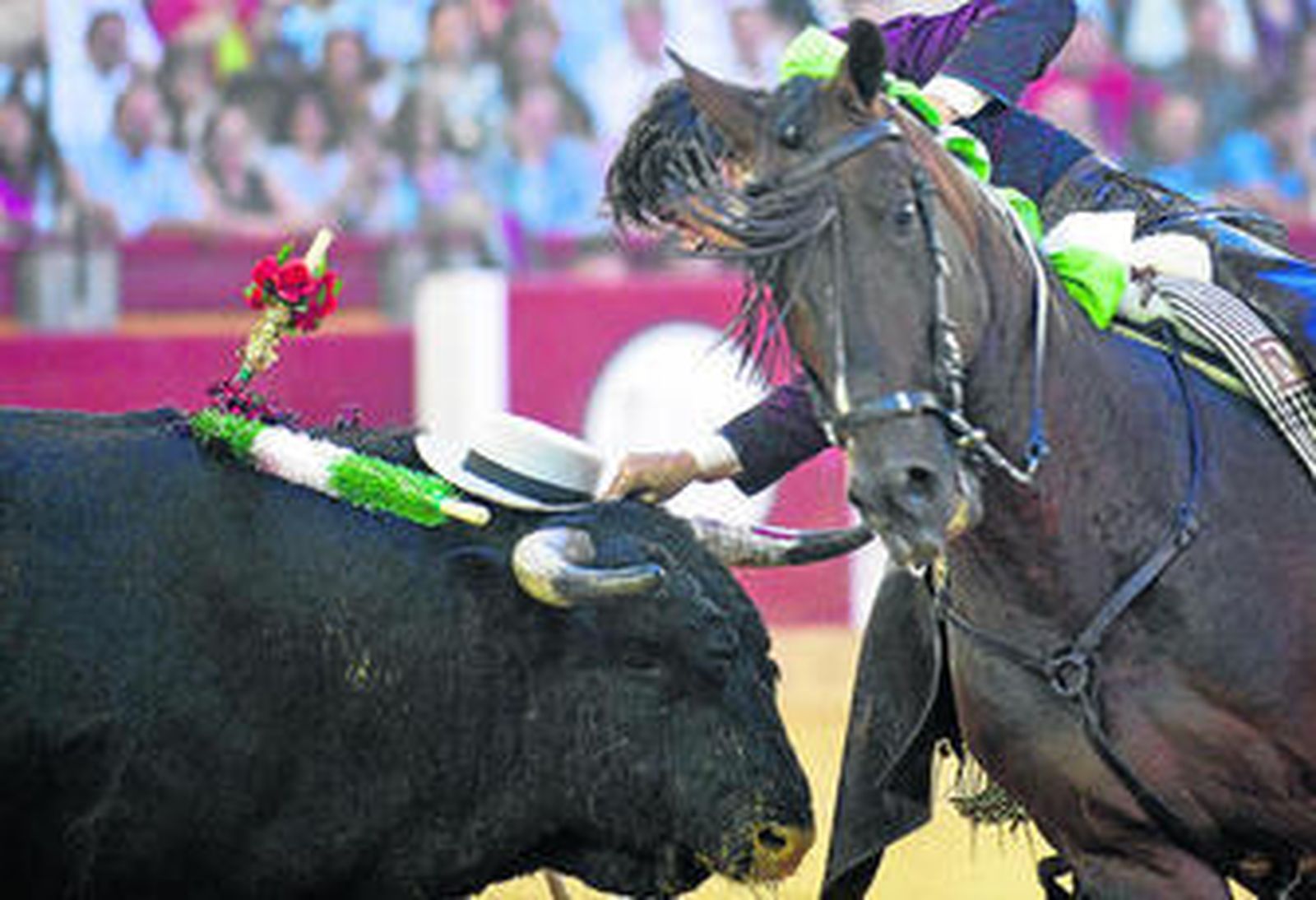 El rejoneador sevillano Diego Ventura se adorna con el sombrero tras clavar en banderillas.