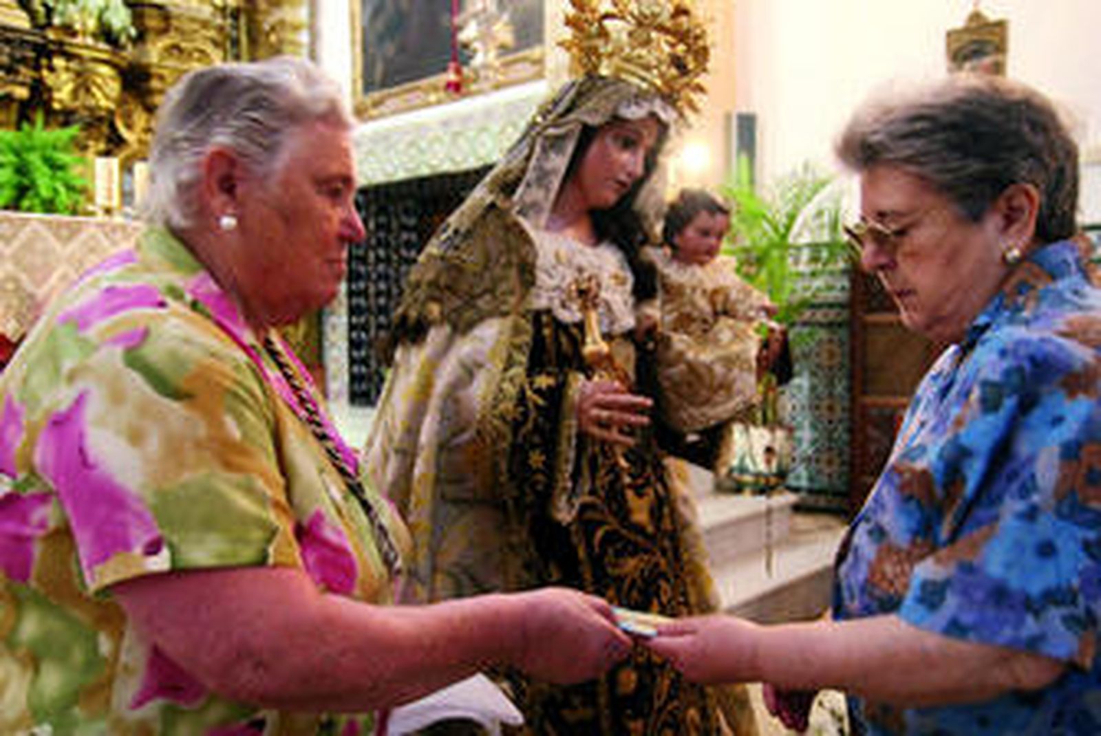 Un momento del besamanos a la Virgen del Carmen celebrado ayer en las Madres Concepcionistas.