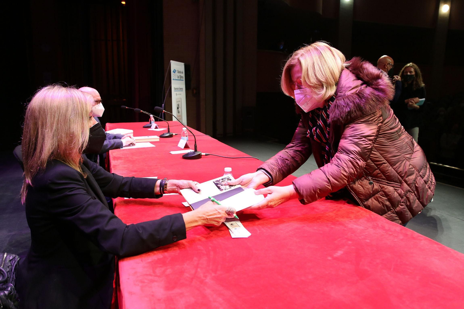 Fotogalería Diario de los Libros, con Marta Robles y su obra 'Pasiones carnales'