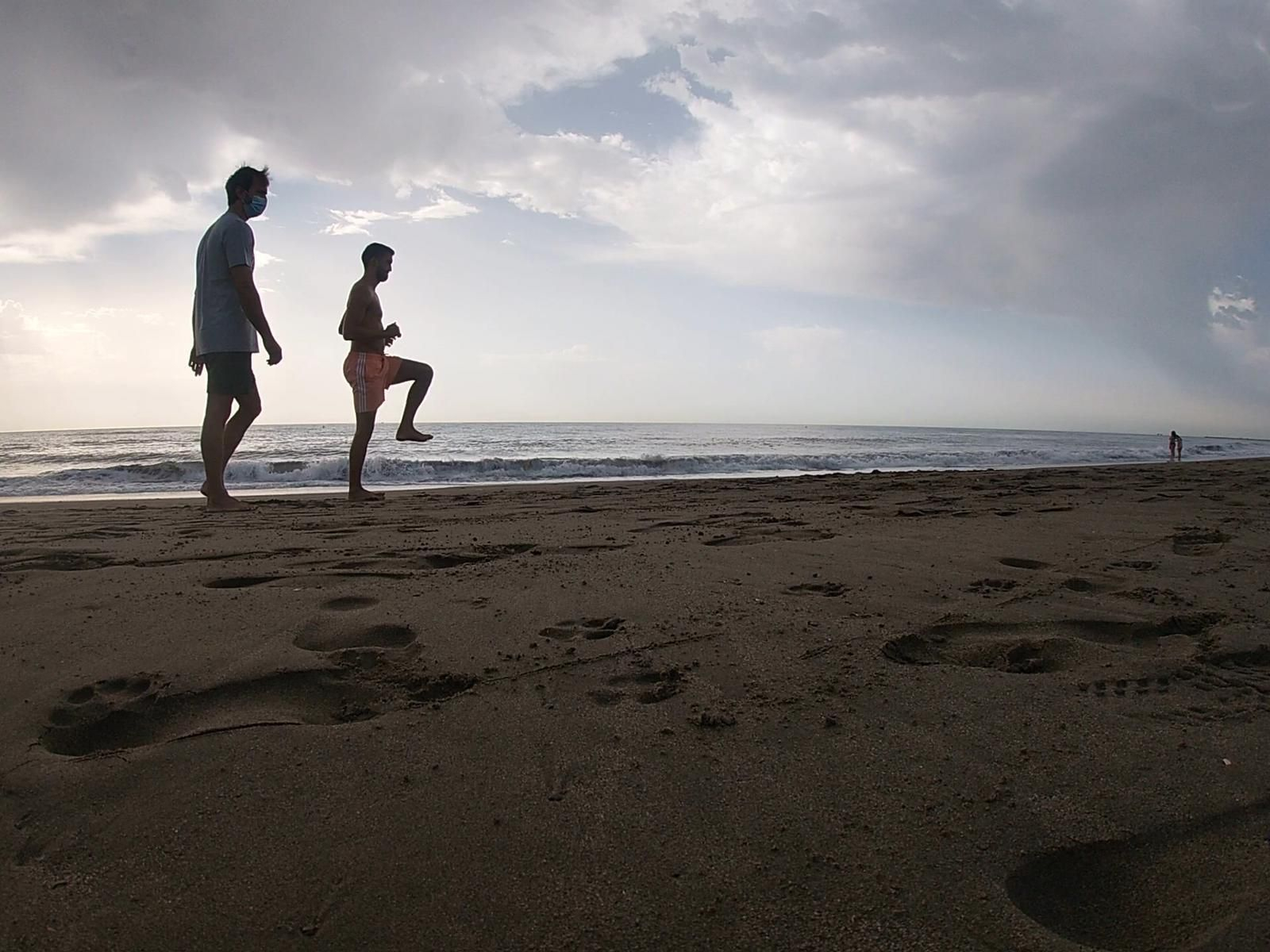 Jaime Fernández y Diego Vázquez, en la Playa de la Misericordia.