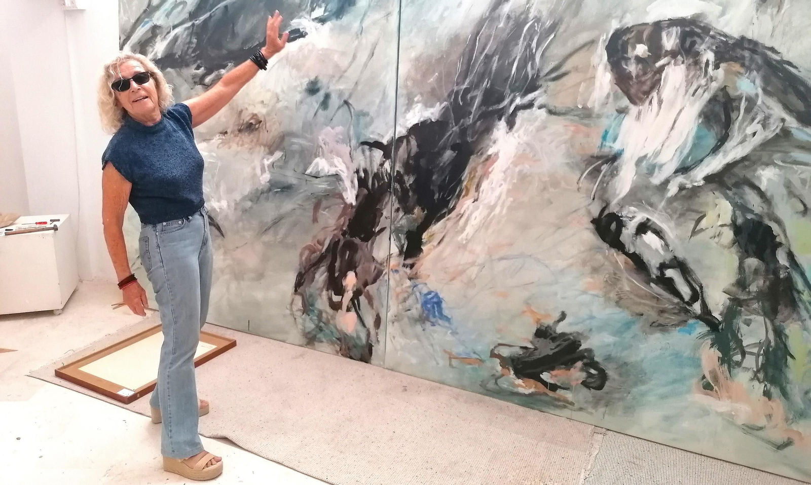 La artista Carmen Álvarez-Coto en su estudio con una obra de gran formato.