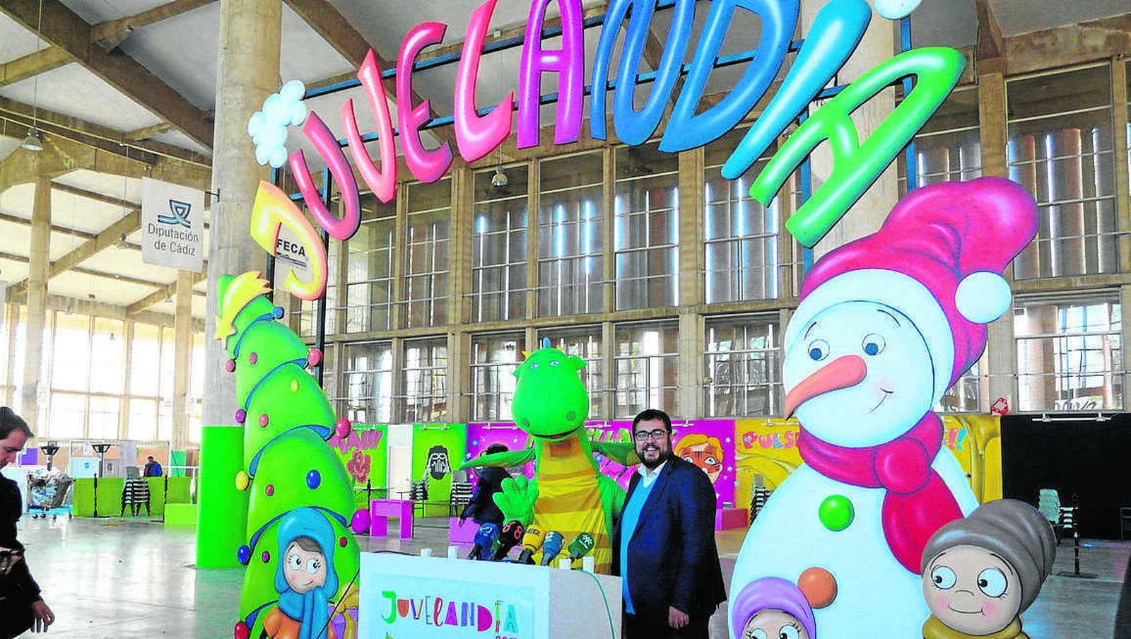 Jaime Armario ayer en la presentación junto a Mon, el dragón de Babyradio.