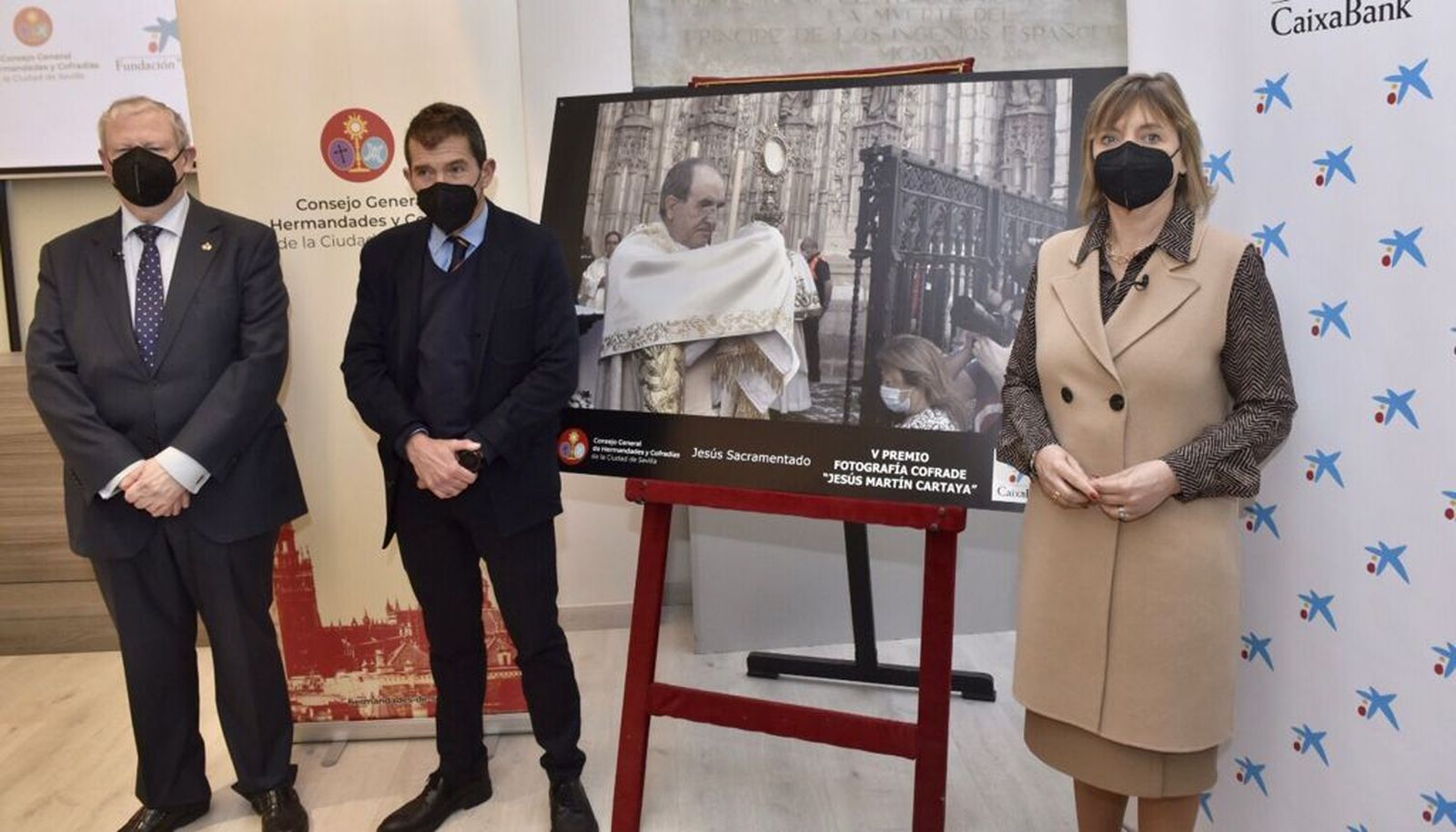 Francisco Vélez, Rafael Alcázar y María Jesús Catalá junto al cartel de la exposición.