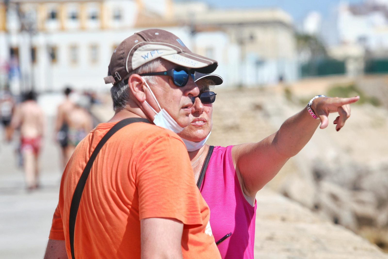 Unos turistas con la mascarilla mal colocada en el Campo del Sur de Cádiz.