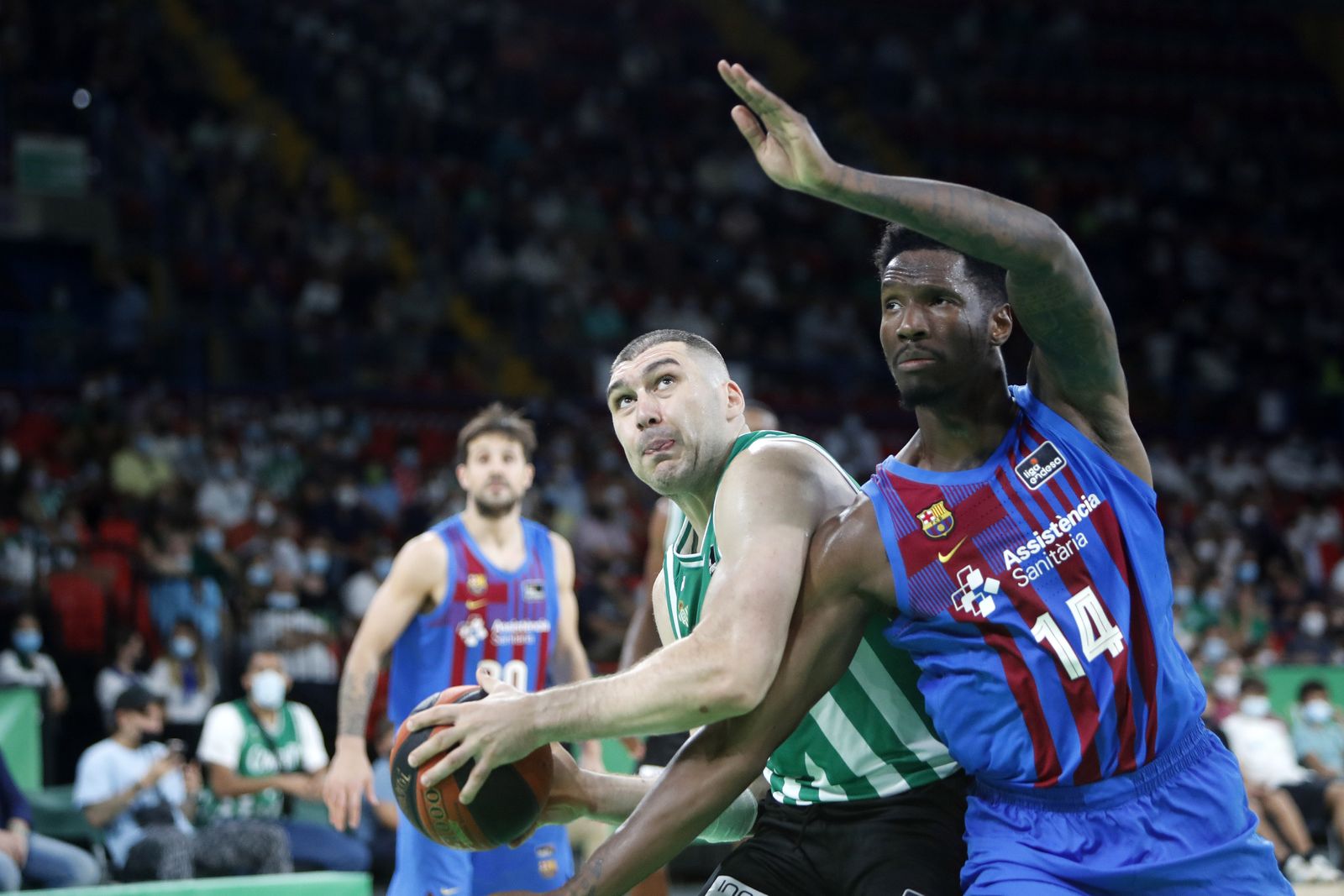 Burjanadze, de los mejores en el Betis, entra a canasta ante Hayes.