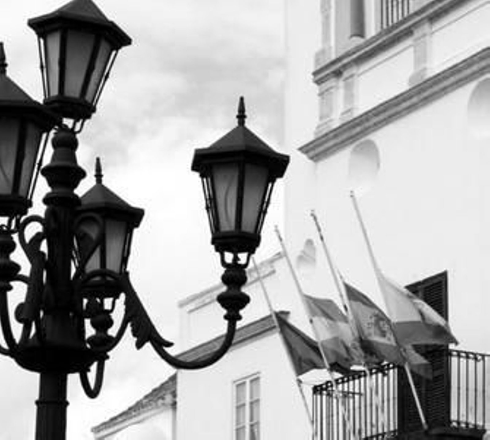 Las banderas del Palacio de los Gobernadores, donde quedó instalada la capilla ardiente, ondean a media asta, ayer por la mañana.