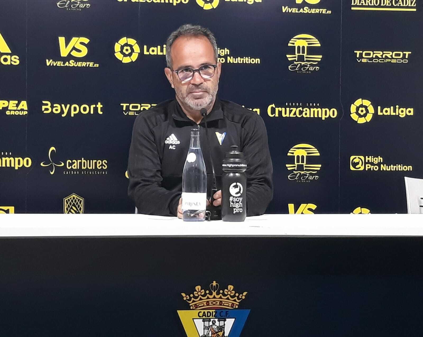 El entrenador del Cádiz, durante la rueda de prensa de hoy.