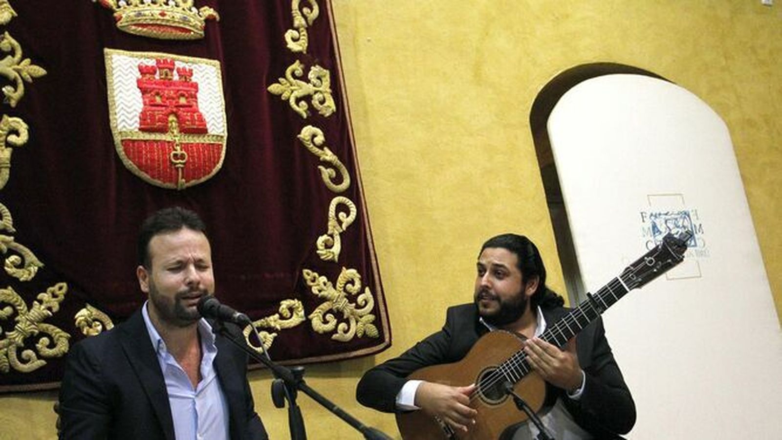 Fernando Canela canta junto a José de Pura en la Bienal dedicada a su padre en 2017.