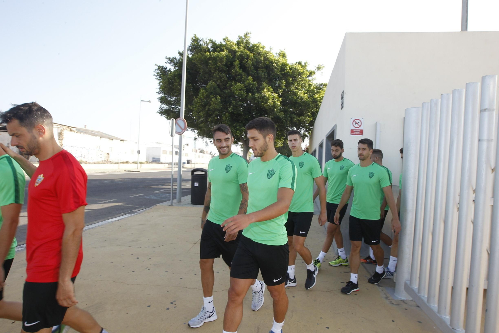 Samu de los Reyes, a la izquierda, en lo sprimeros días de trabajo del Almería.