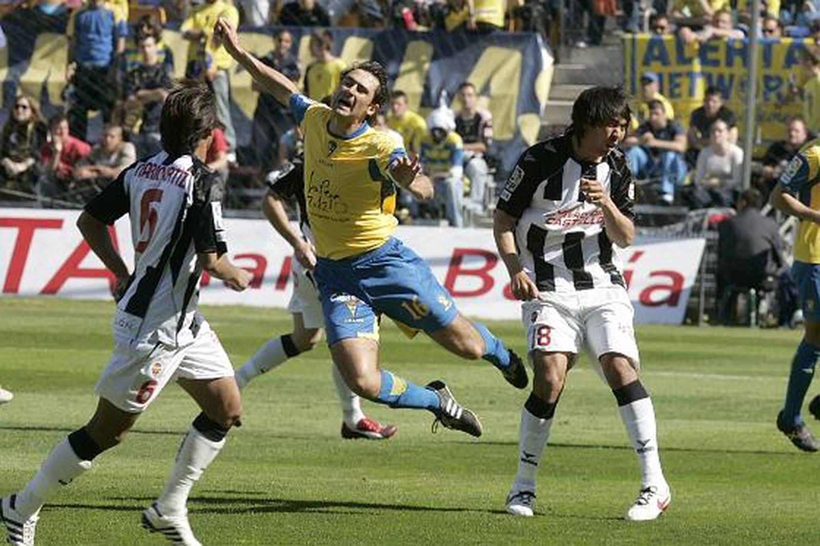 El centrocampista uruguayo cae tras el salto. 

Foto: Jesus Marin
