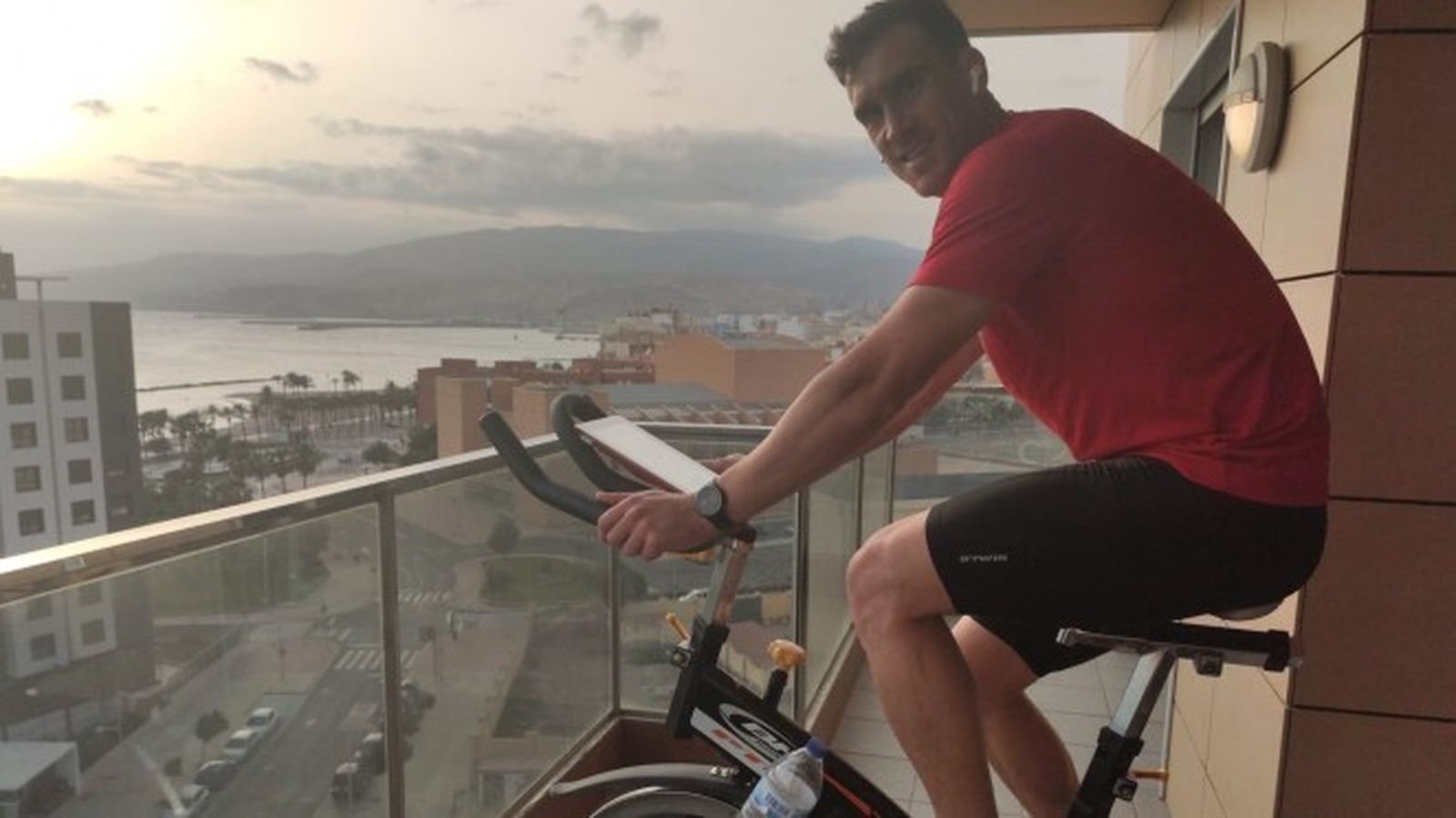 Fernando, capitán de la UDA, haciendo bicicleta estática en la terraza de su piso