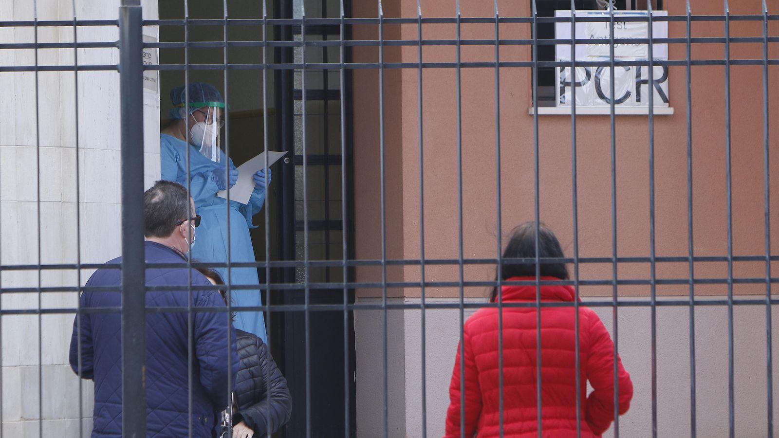 Varias personas esperan para realizarse una PCR, en la zona habilitada en el Centro de Salud de Montequinto.
