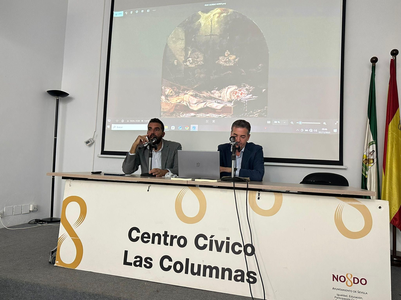 El autor en la presentación de la obra.