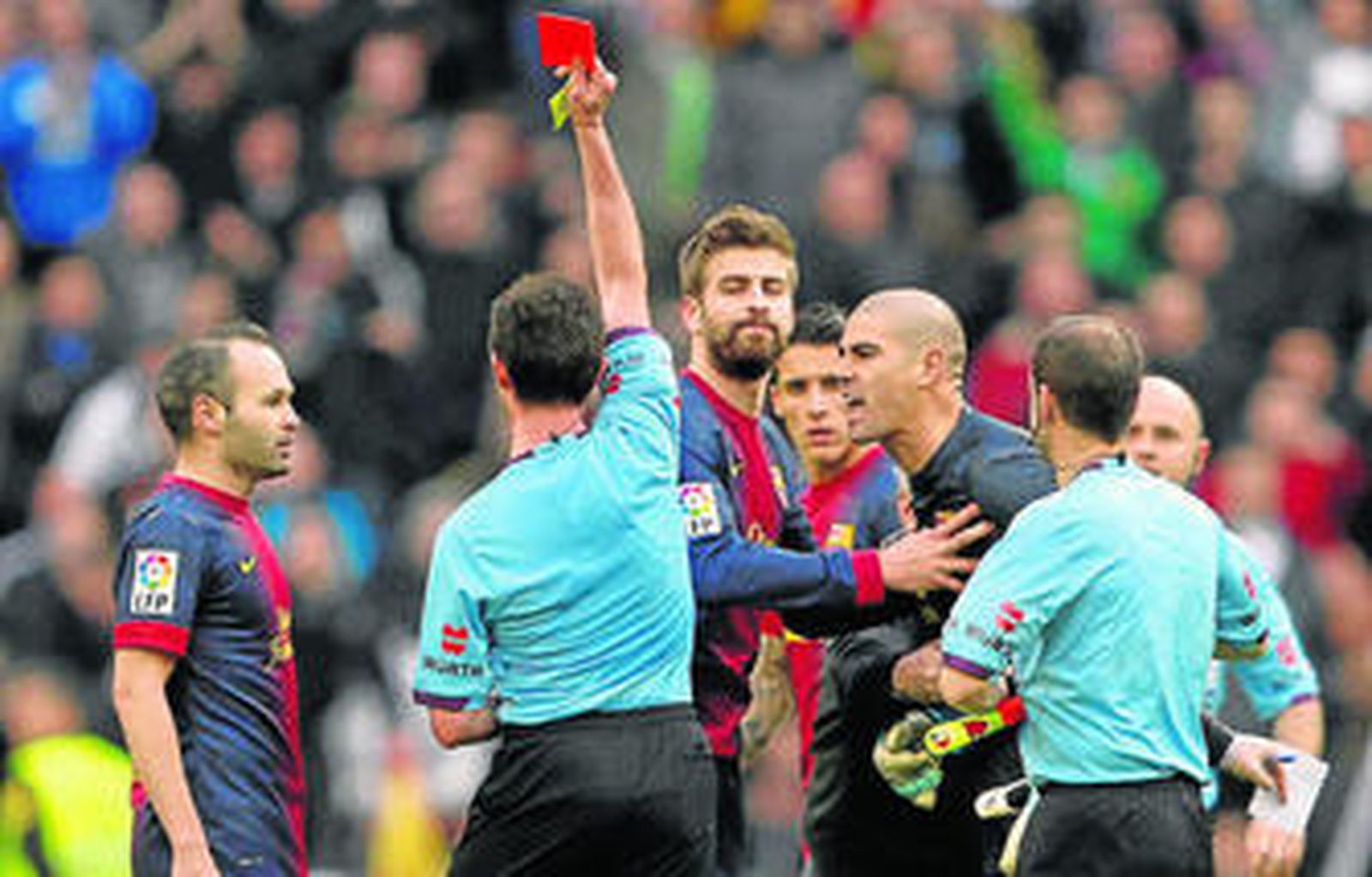 Cuatro partidos a Víctor Valdés y denuncia a Piqué