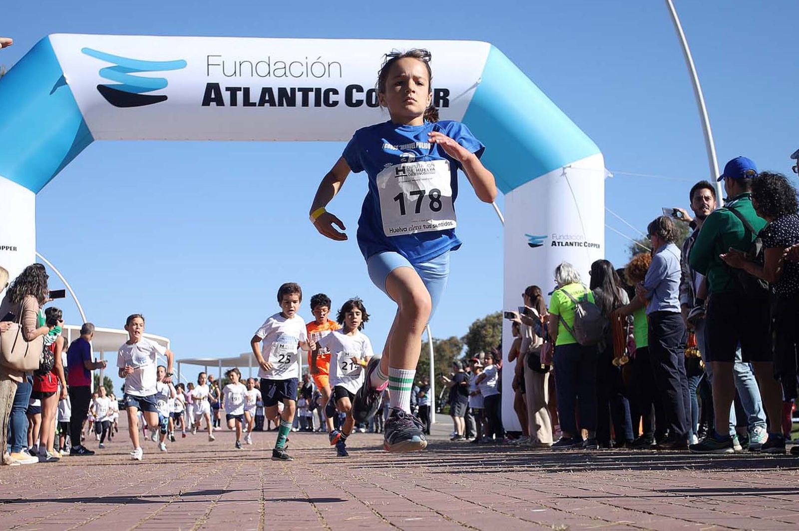 Imágenes de la carrera infantil previa a la "10K Puerta del Descubrimiento"
