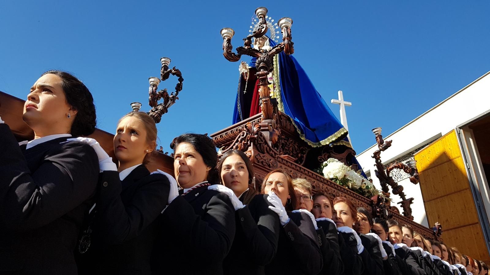 Mujeres portan la Virgen del Amor en Vélez-Málaga
