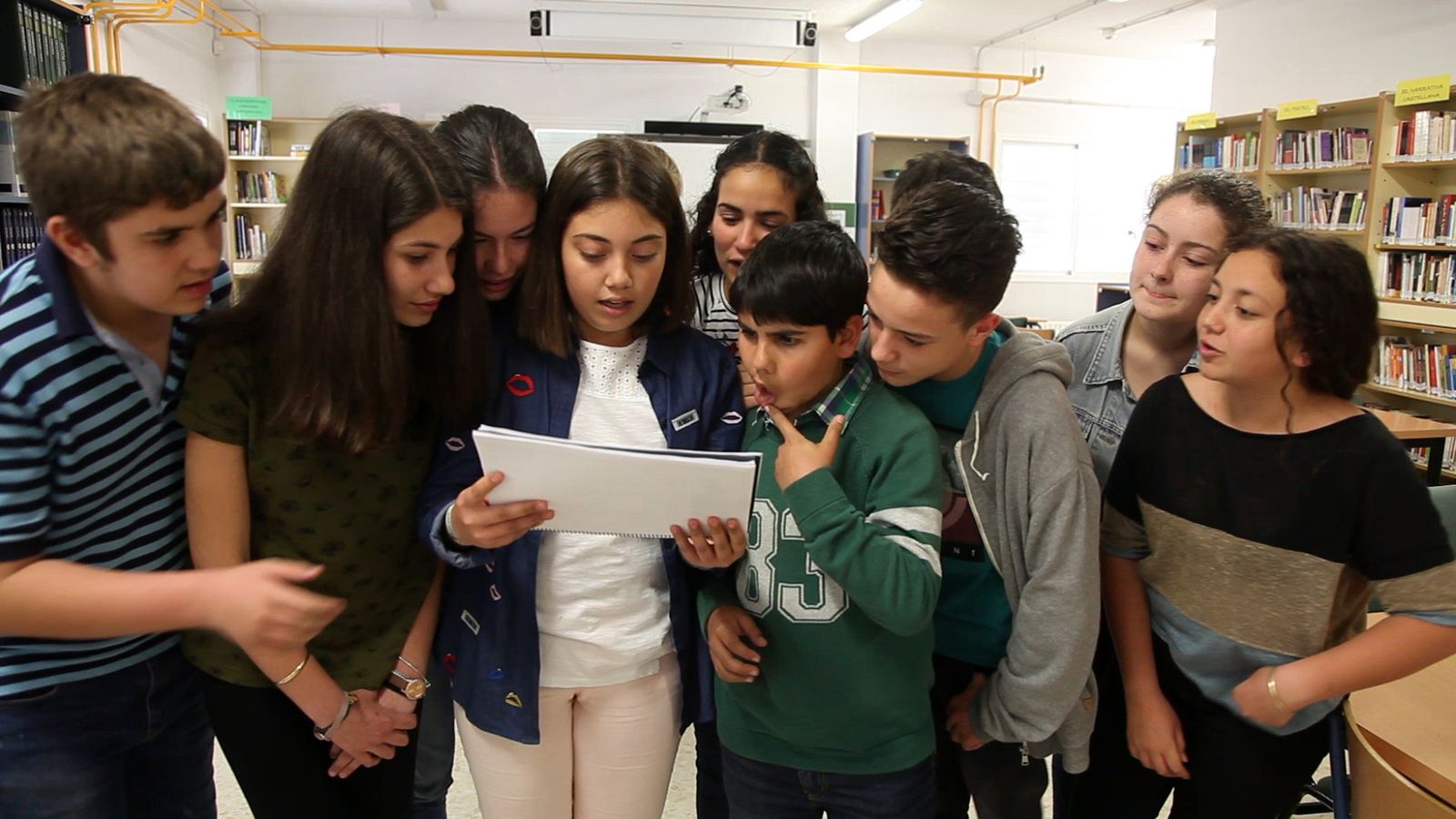 Alumnos del instituto y la profesora de inglés.