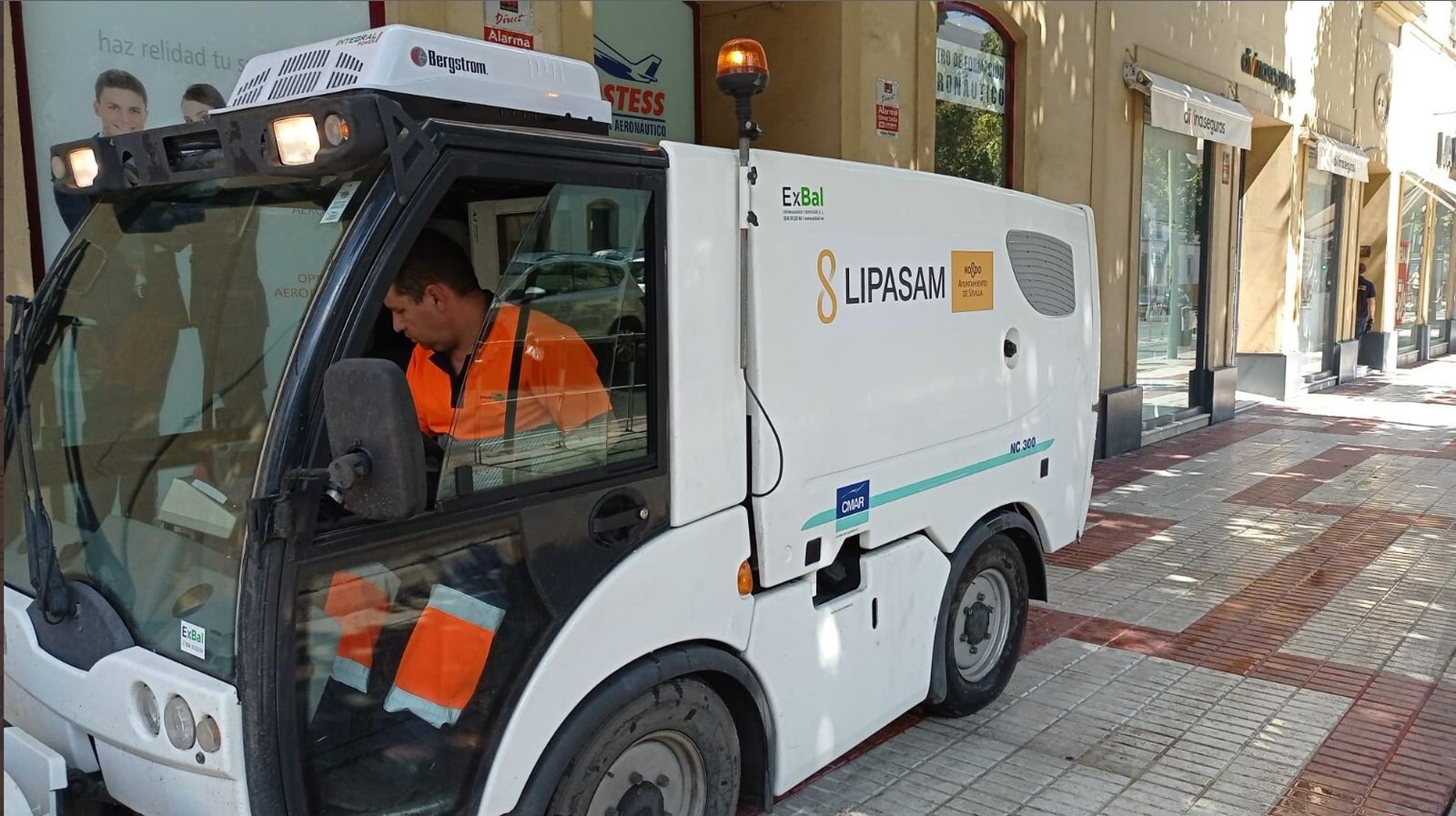 Nueva máquina para limpiar las aceras