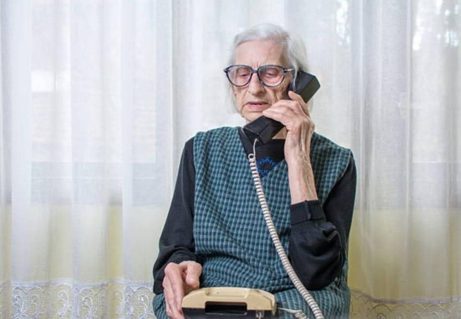 Imagen de archivo de una mujer hablando por un teléfono fijo.
