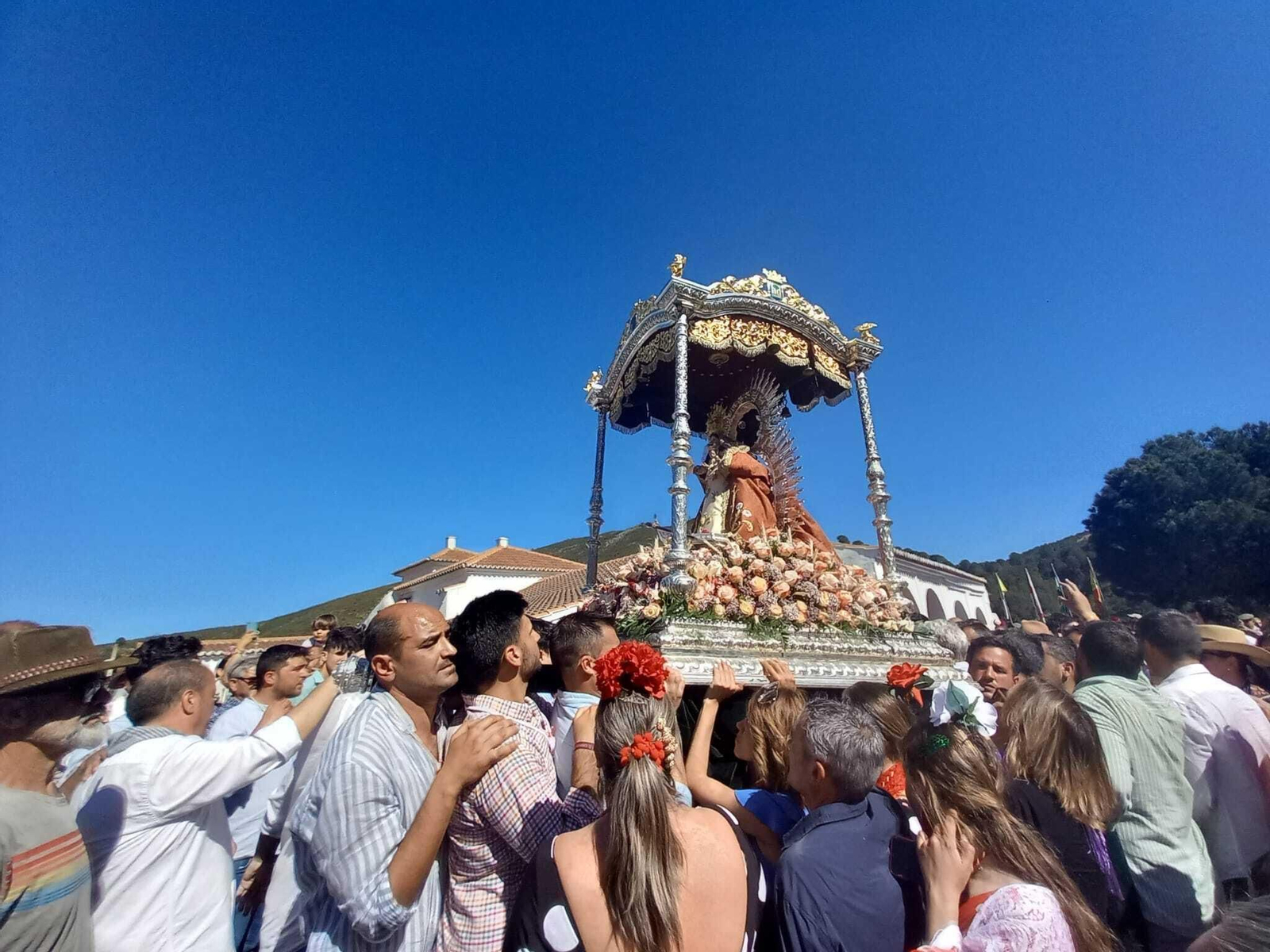 La Romería de Nuestra Señora de la Coronada en Calañas, en imágenes