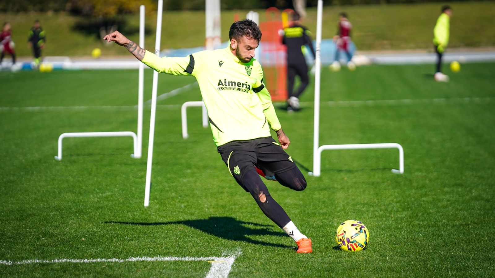 Centelles dispara a portería en una sesión de trabajo celebrada en el Anexo de los Juegos Mediterráneos.