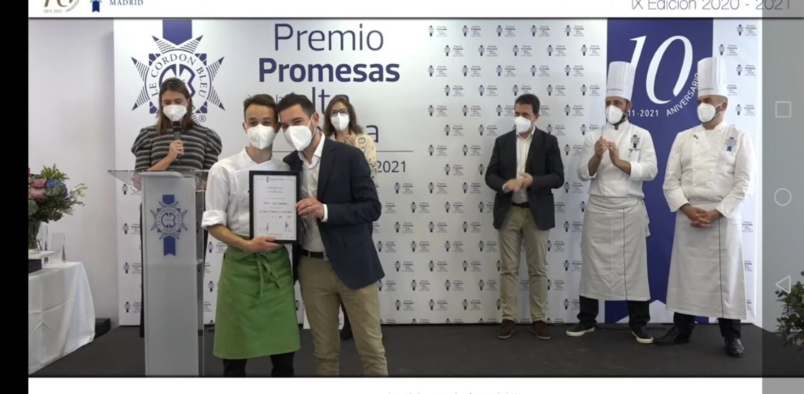 Álvaro López Camarena recoge el diploma finalista de manos del chef Cristóbal Muñoz.