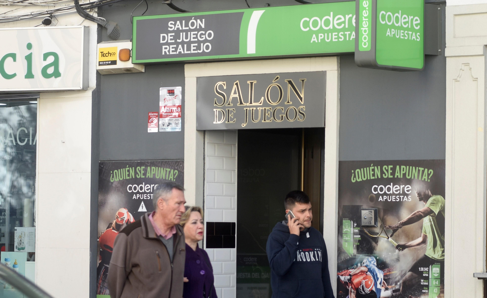Puerta de una sala de apuestas en Córdoba. Puerta de una sala de apuestas en Córdoba.