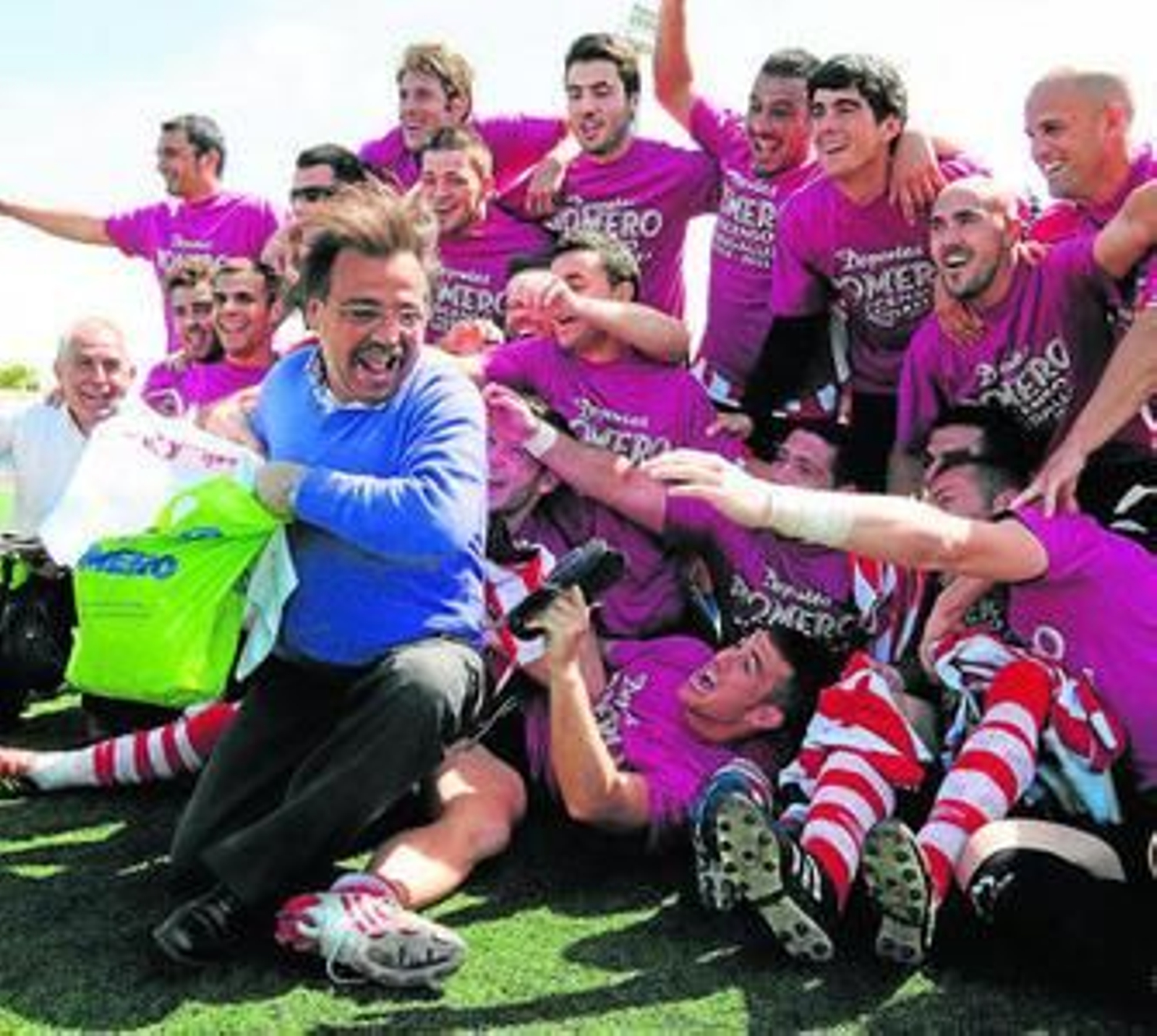 Directivos, técnicos y jugadores del Deportes Romero celebraron el ascenso en el mismo césped.