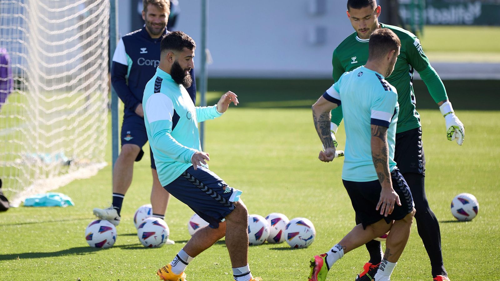 Fekir se ejercita junto a Ruibal y Fran Vieites.