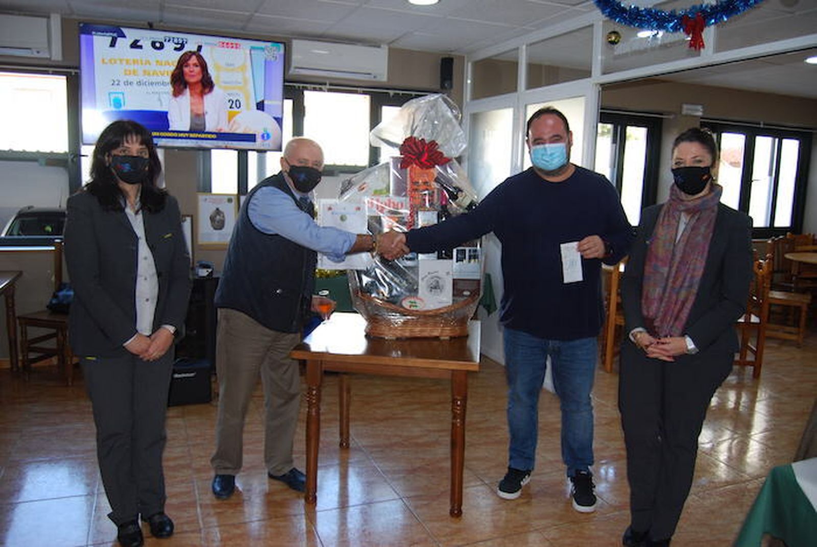 ASISTIERON AL SORTEO DEL 22/12/20 EN LA CAFETERÍA-RESTAURANTE CODES EN LA COMANDANCIA DE LA GUARDIA CIVIL DE ALGECIRAS LAS SIGUIENTES PERSONAS: D. FRANCISCO ALMANSA y D. FERNANDO LOPEZ-REY (en representación de la Comandancia de la Guardia Civil de Algeciras) y D. Francisco Zafra González (Administrador-Gerente de CODES), Dª Remedios Sepúlveda Sánchez y Dª Juani Gil Ropero como representación de Codes. El ganador de la Cesta sorteada fue D. SALVADOR GÓMEZ GALINDO.