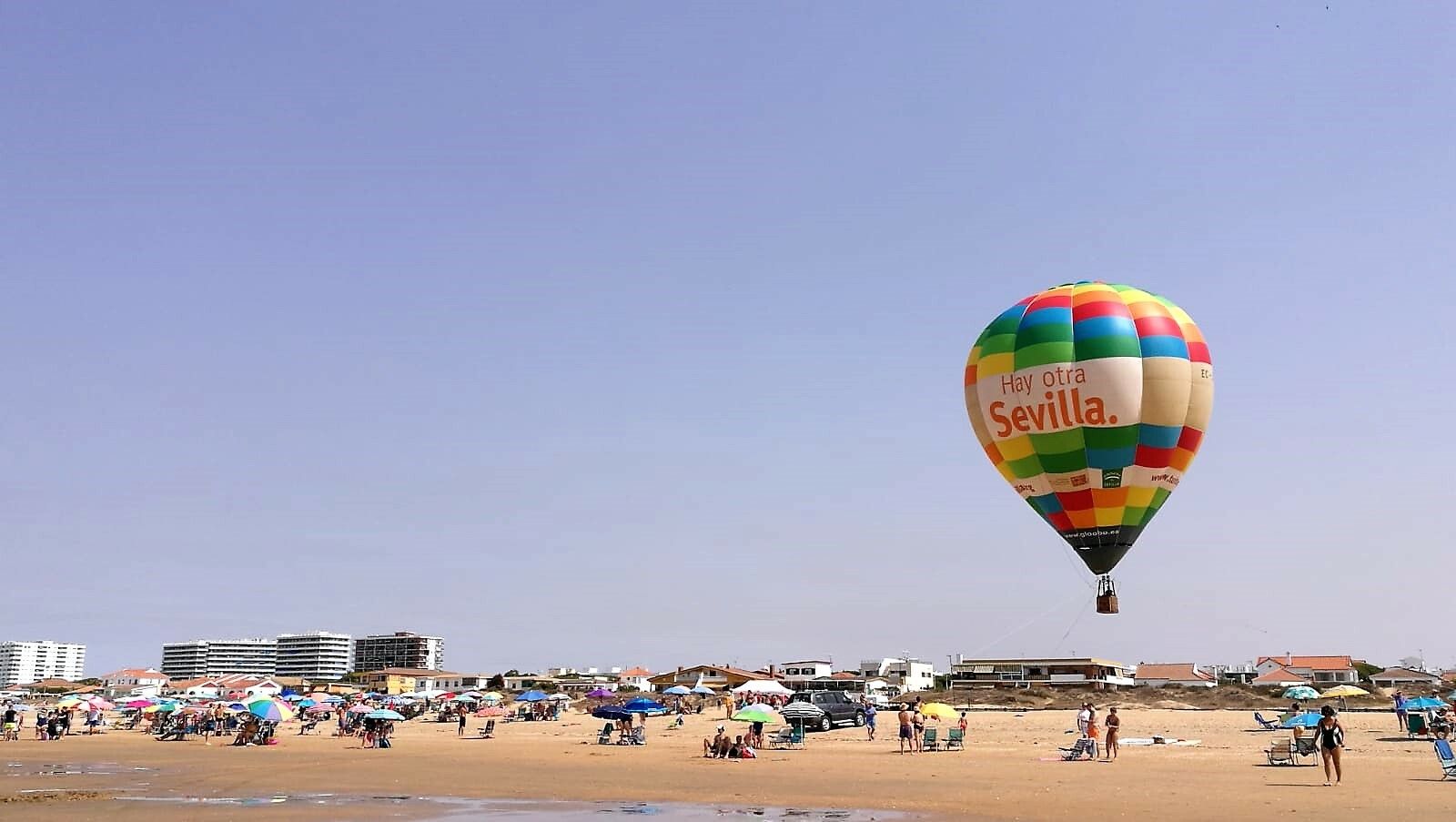 El Globo aerostático 'Hay otra Sevilla' en la playa de Punta Umbría
