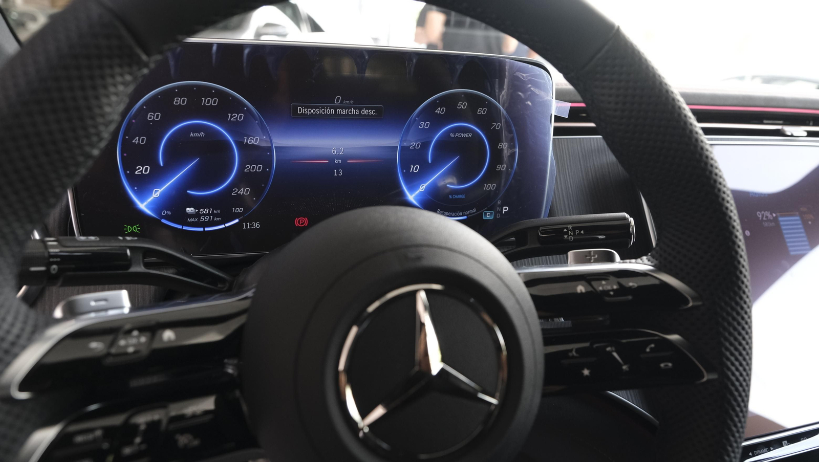 Imágenes de la presentación del Mercedes EQE en el concesionario Saveres, de Huércal de Almería