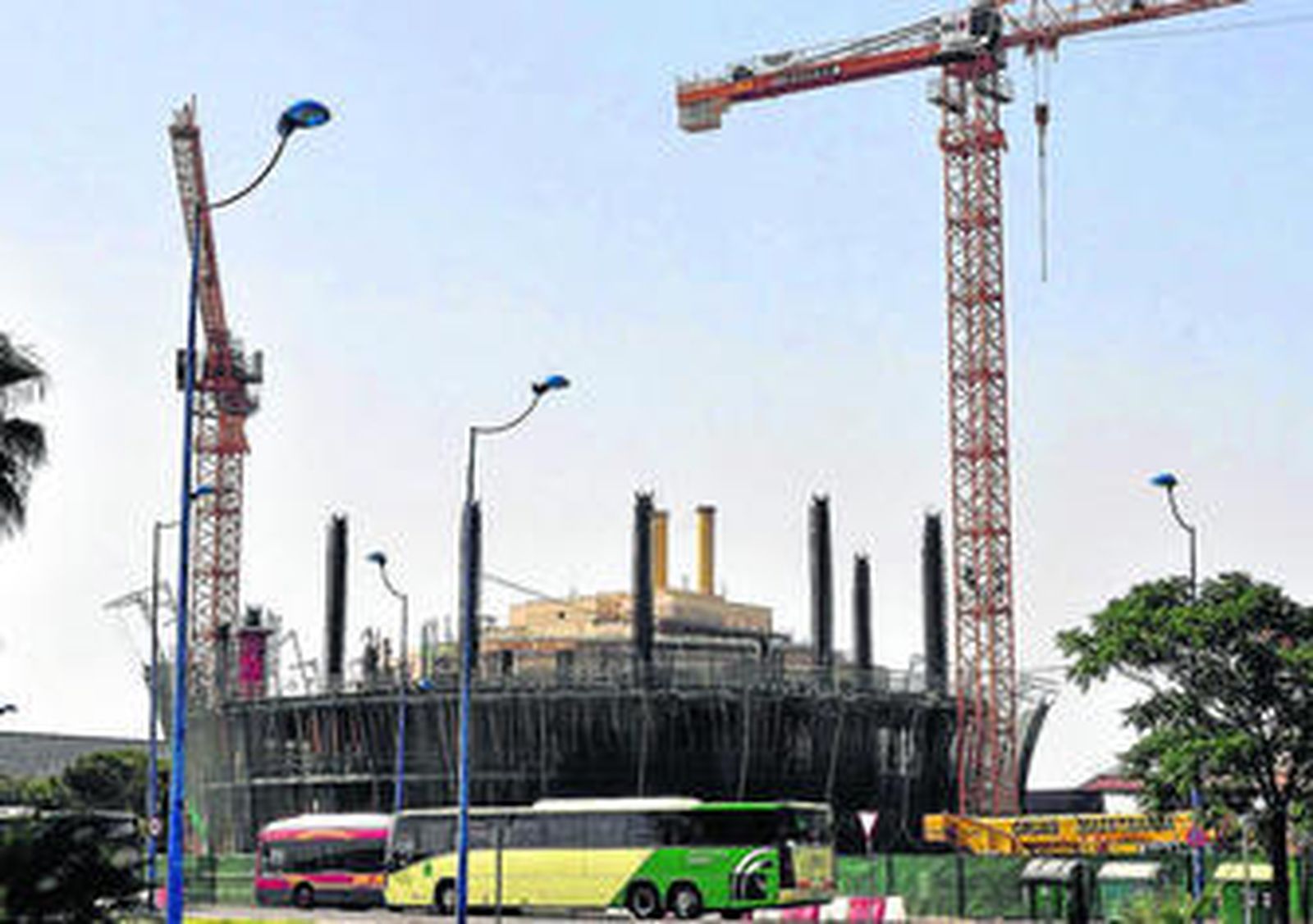Las obras de la Torre Cajasol avanzan a un ritmo frenético como lo demuestra la imagen tomada ayer.
