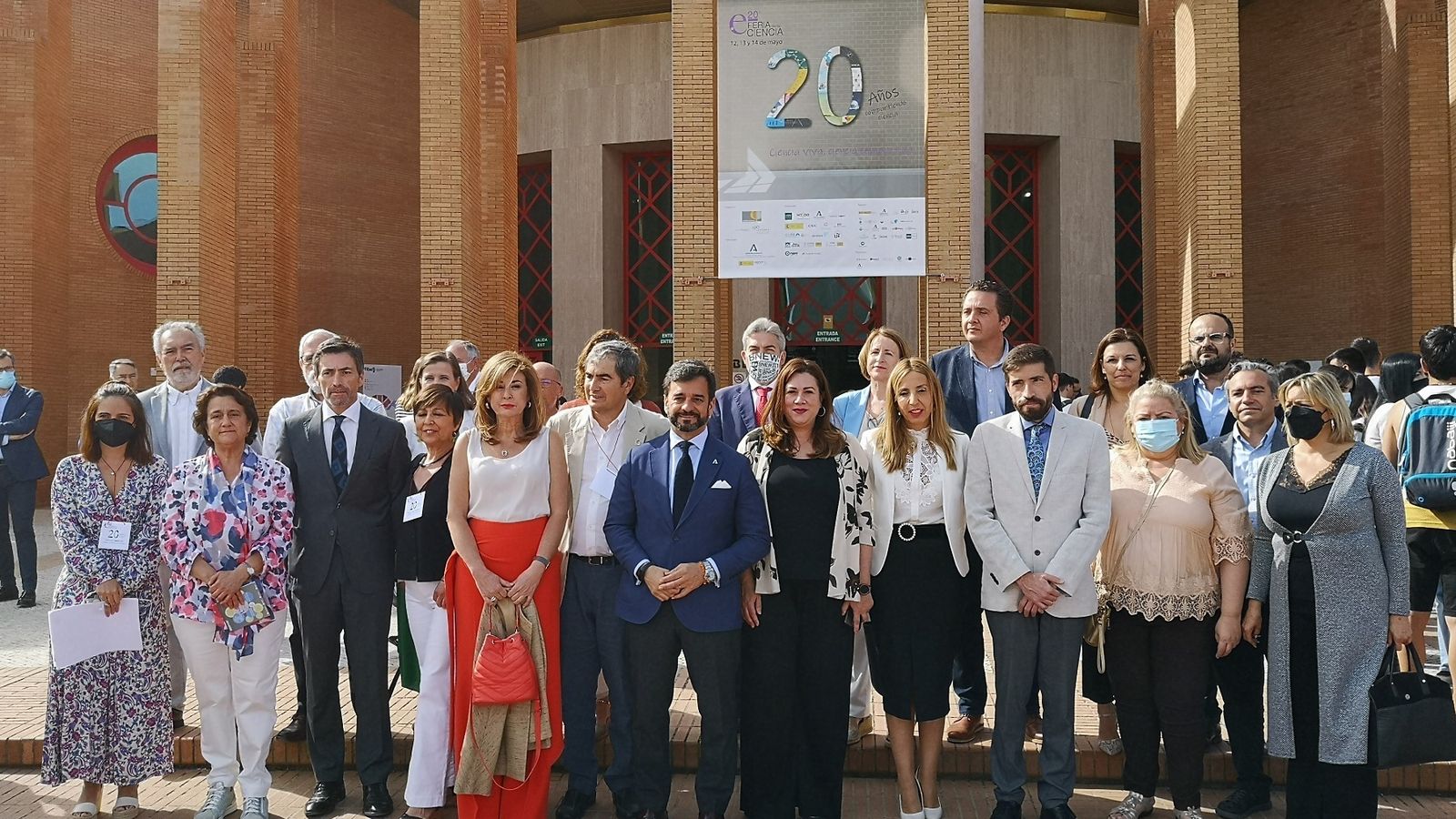 Autoridades y organizadores a la entrada de la Feria de la Ciencia en Fibes.