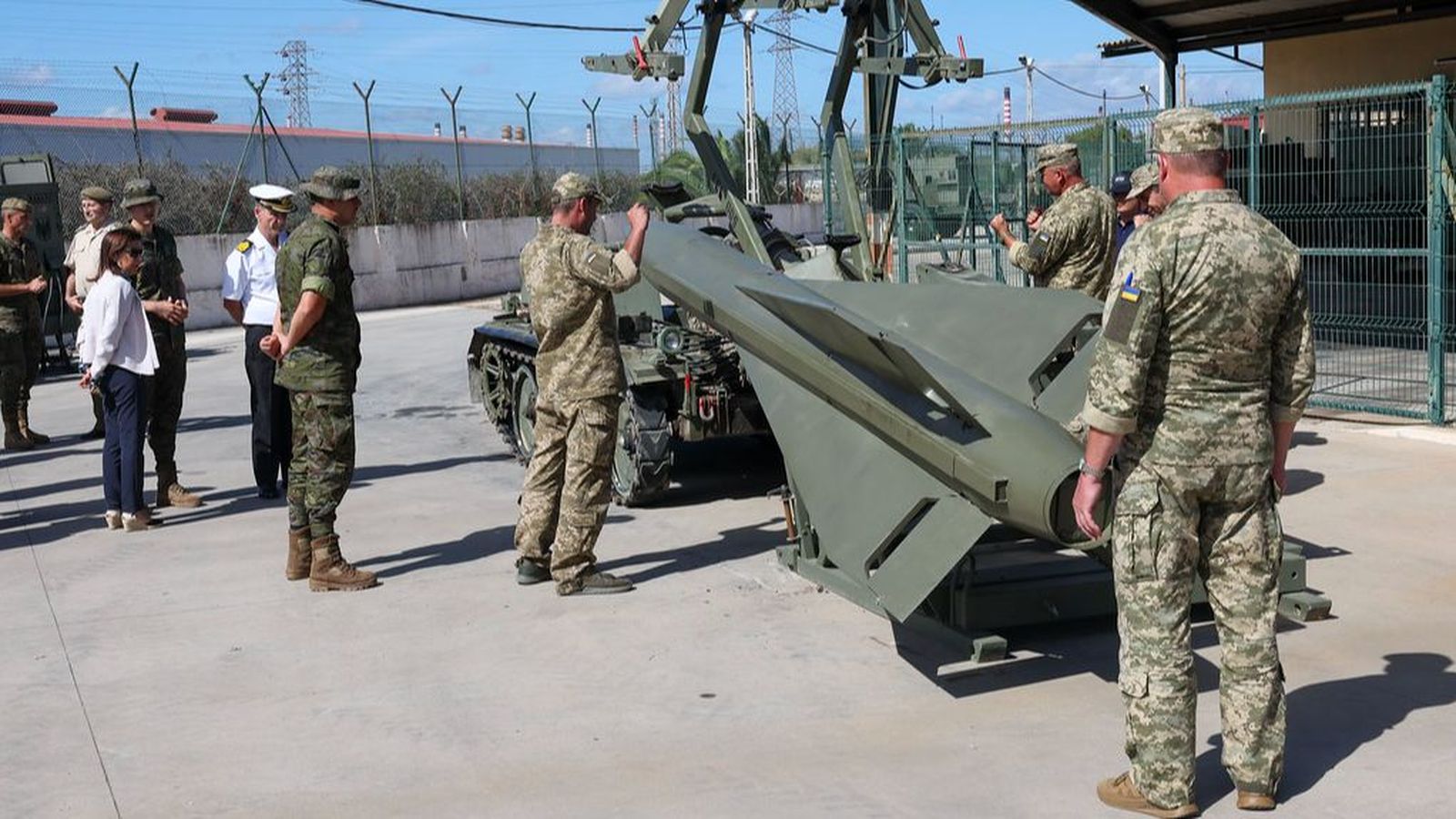 Margarita Robles, ante uno de los misiles de la base.